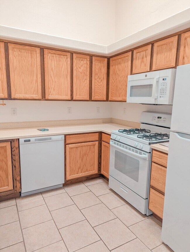 Building Photo - BEAUTIFUL PRESCOTT TOWN HOME AVAILABLE NOW!
