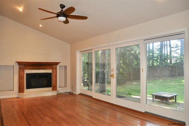 Building Photo - 1105 Serafini Dr