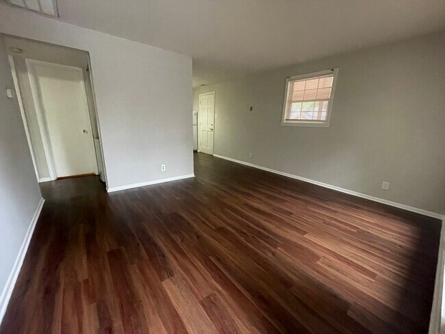 Building Photo - 220 S Laurel Ave