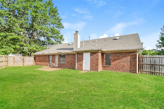 Building Photo - 6583 Shaker Ln