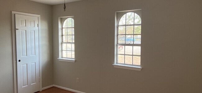 Building Photo - 3 bedroom 2 bathroom! HOUSING ACCEPTED!