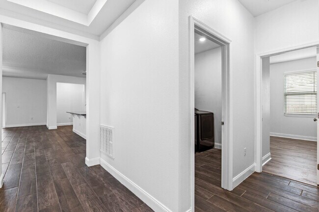Foto del edificio - Spacious 4-Bed / 2-Bath Home with 3-Car Garage in Apopka with Modern Touches!
