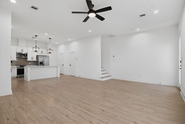 Building Photo - Stylish 3BR Townhome w/ Farmhouse Kitchen in Prime Houston Location