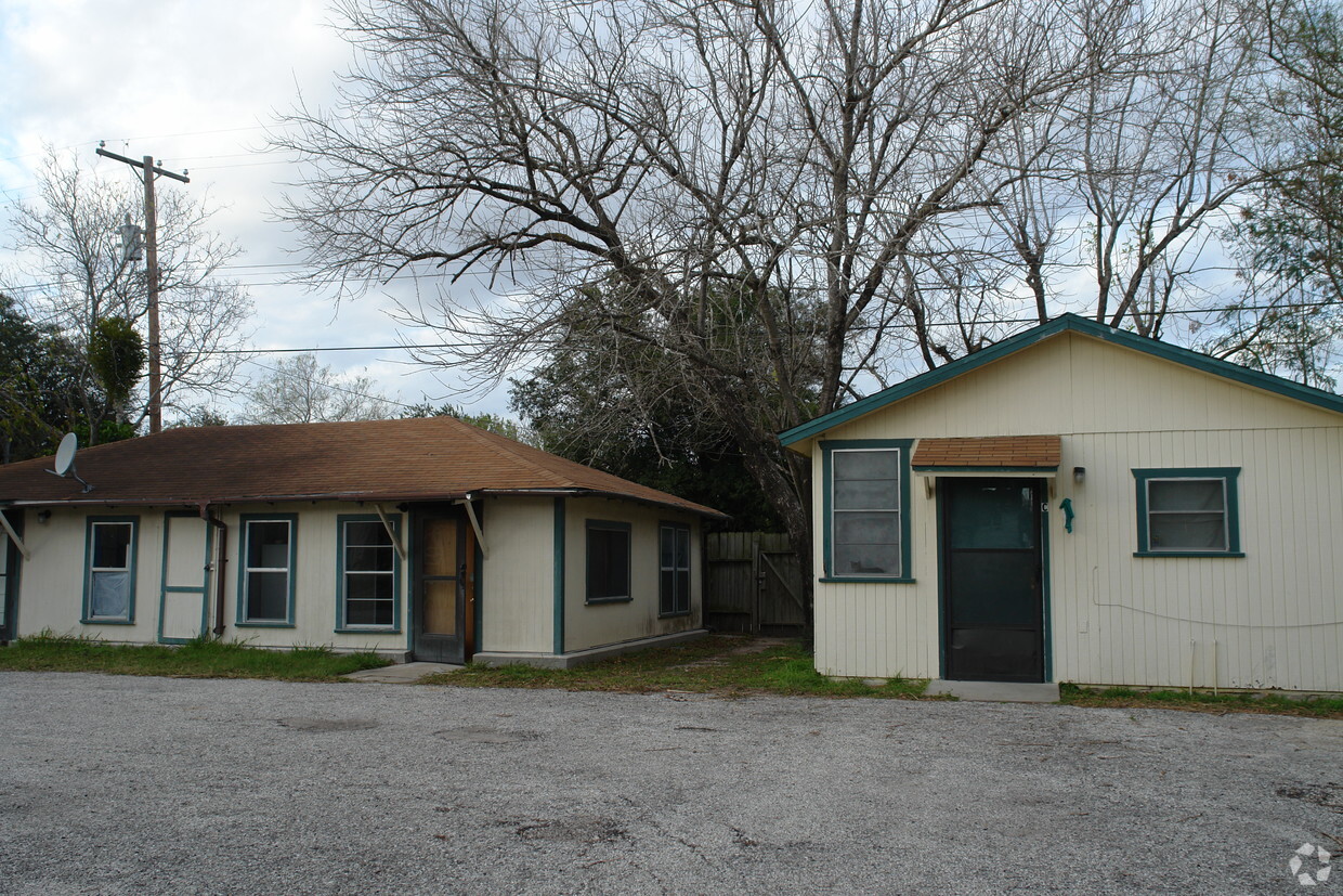 Building Photo - 522 Santa Gertrudis St