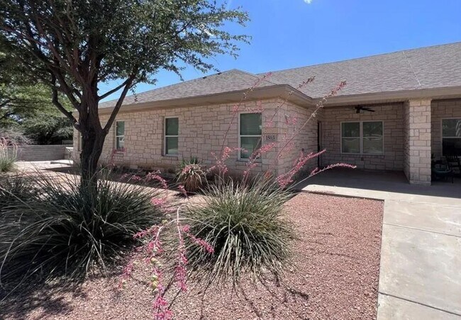 Building Photo - 1503 Club Dr