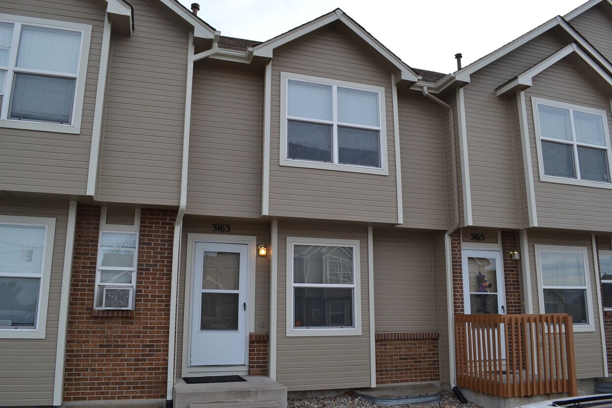 Charming 3 Bedroom Townhome w/ Basement - Charming 3 Bedroom Townhome w/ Basement