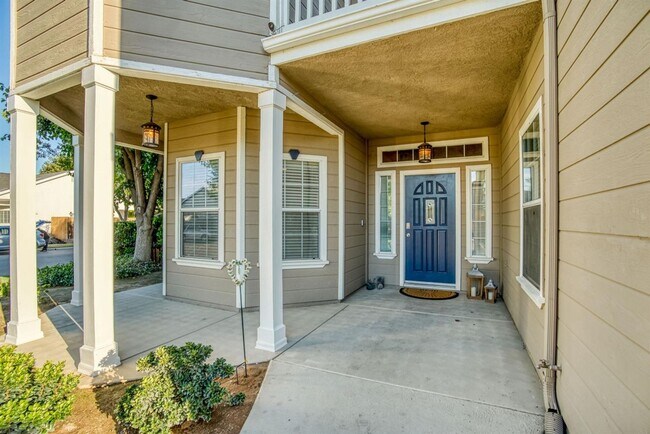 Building Photo - Gorgeous Buchanan 5/3 with Pool!