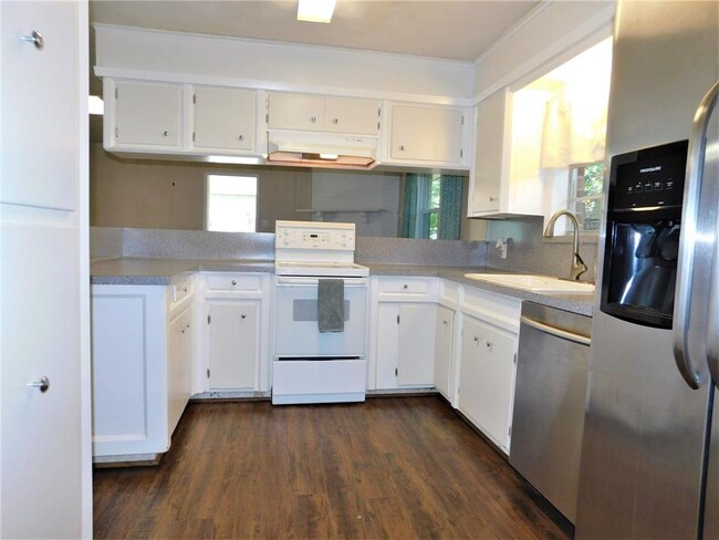 Building Photo - 2013 Oaklawn Dr