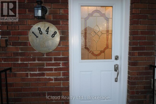 Building Photo - 1848 Keele St