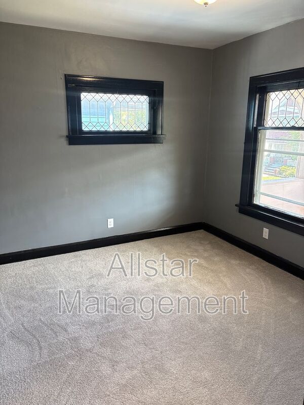 Foto del edificio - 11909 Parkhill Ave