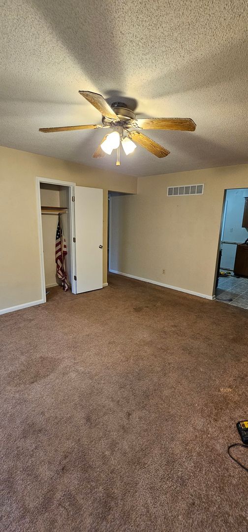 Building Photo - Fantastic location! 3 blocks west of Lions...