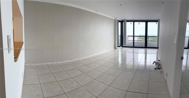 Building Photo - 2555 Collins Ave