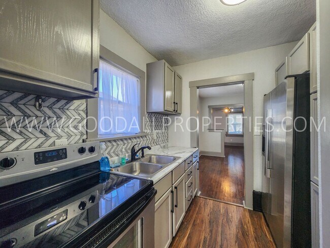 Foto del edificio - 2 Bedroom 1 Bath Home with 2 Car Garage in...