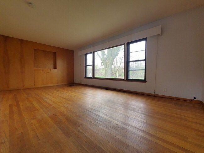 Building Photo - 3 Bed 1 Bath Home