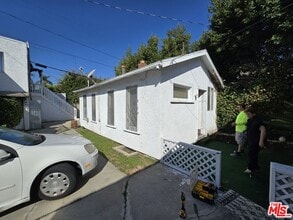 Building Photo - 815 N Poinsettia Pl