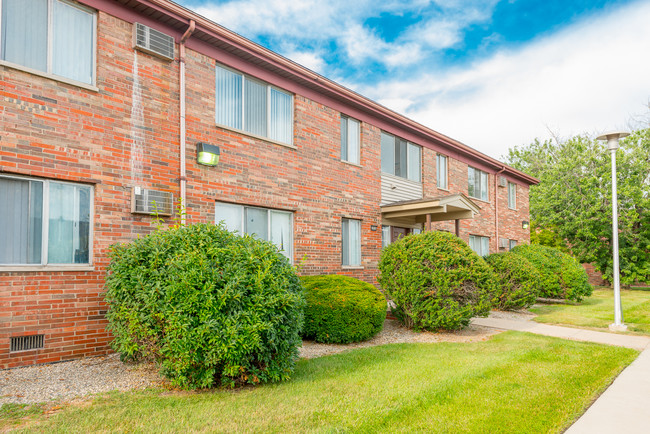 Building Photo - Golf Manor Apartments