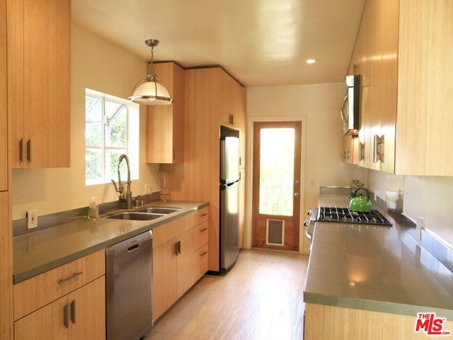 Building Photo - 811 Linda Flora Dr