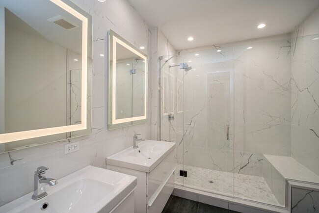 Foto del edificio - 4832 S St Lawrence Ave