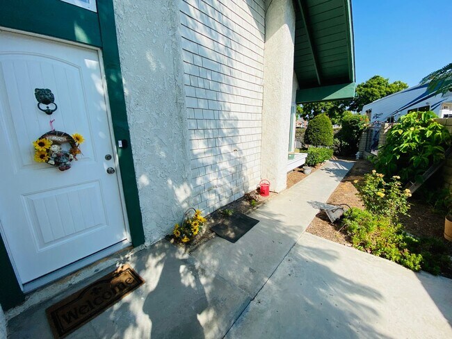 Building Photo - $1000 OFF 1ST MONTHS RENT! Amazing single ...
