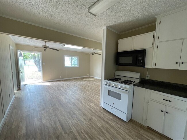 Foto del edificio - Tuloso midway- Immediate move in