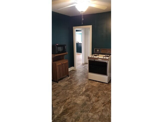 Building Photo - 507 Vine Ave W