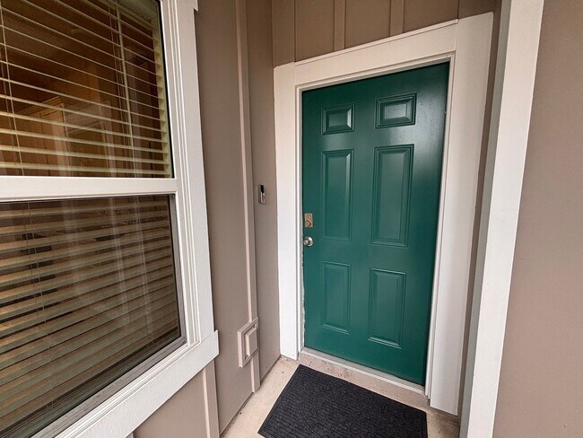 Building Photo - Beautiful 2 Bed, 2.5 Bath Townhome with Water View