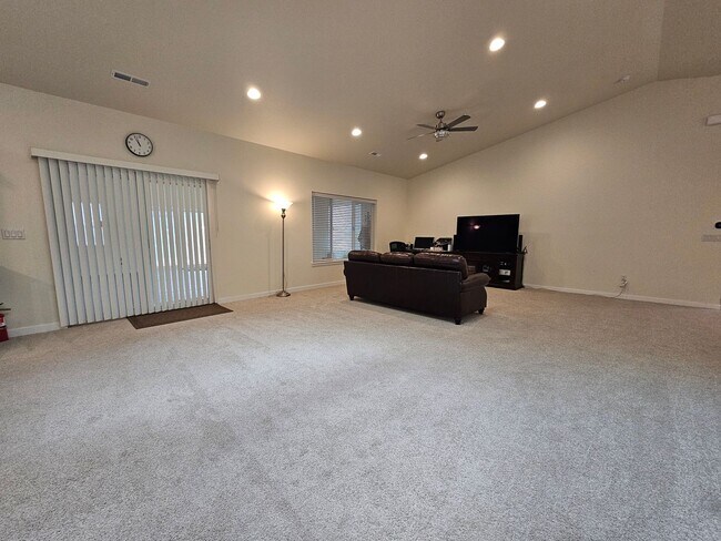 Foto del edificio - Spacious 4-bedroom Retreat