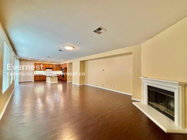 Building Photo - 5 Bed/3.5 Bath Home with Garage / Vouchers Accepted / Available Now!