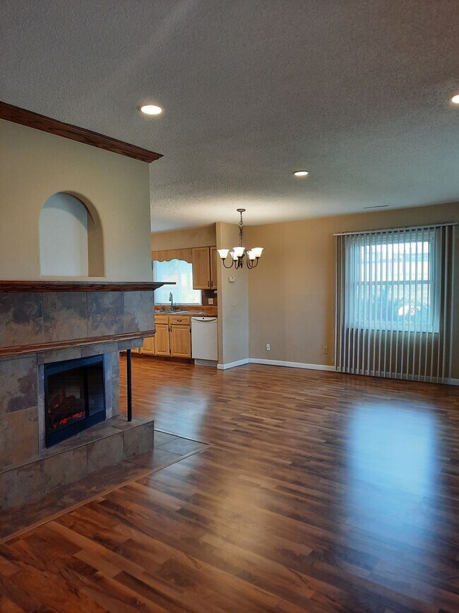 Foto del edificio - 3 BED | 1 BATH | SINGLE GARAGE | SOUTH