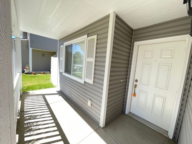 Building Photo - Clean 3 Bed 2 Bath in the Landings