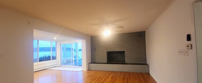 Building Photo - 189 Shore Dr