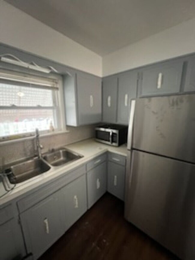 Building Photo - Spacious 3-Bedroom, 2-Bath Bungalow with G...