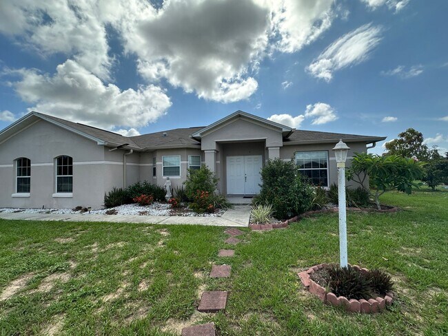 Building Photo - 3 Bedroom 2 Bathroom in Lake Wales
