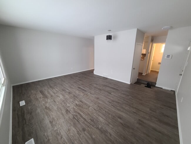 Building Photo - 718 Minto St