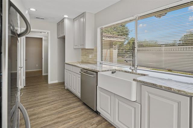 Building Photo - 15712 Kingscrest Cir