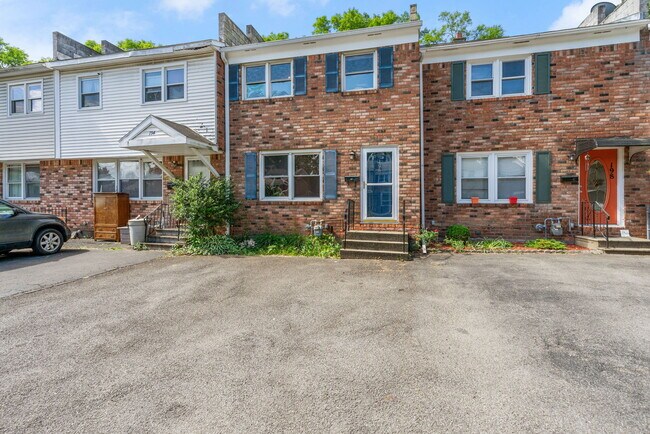 Foto del edificio - 196 Mount Hope Dr