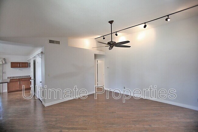 Foto del edificio - 8140 N 107th Ave
