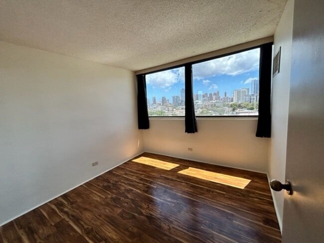 Building Photo - Beautiful & Convenient Punahou/Makiki 3-BR, 2-BA, 2-Parking