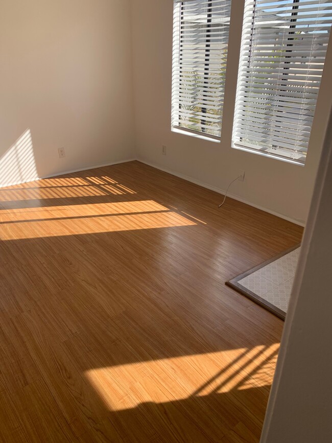 Building Photo - 1915 Warfield Ave