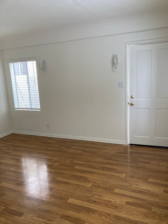 Living Room - 934 W 9th St