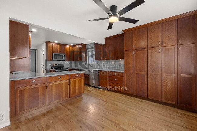 Foto del edificio - 1389 Finch St