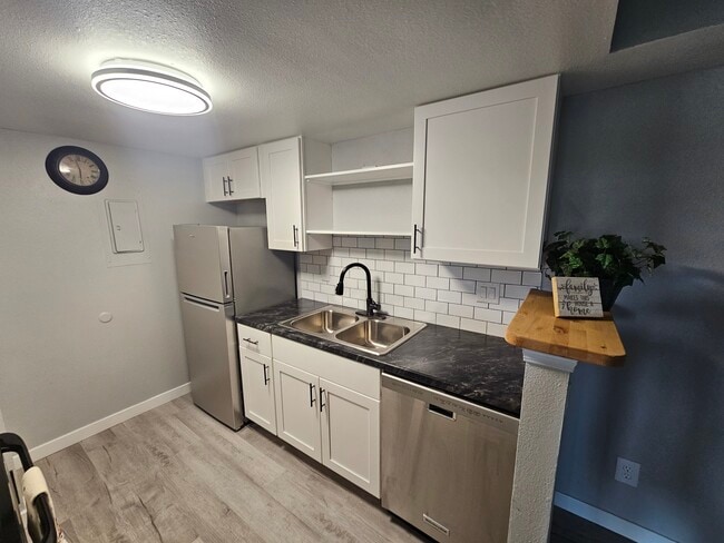 Building Photo - 8555 Fairmount Dr