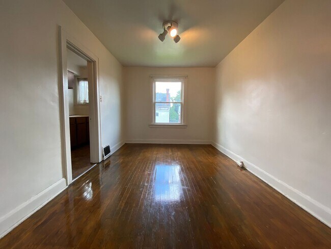 Foto del edificio - Stunning Two Bedroom Apartment in Oakland! Washer & Dryer Hook-Ups in Basement! Call Today!