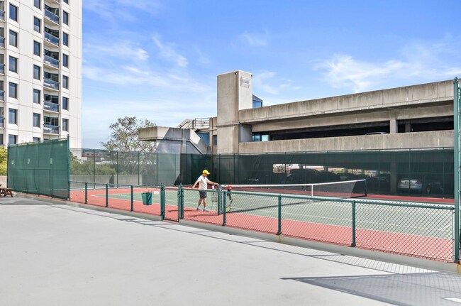 Foto del edificio - 6363 Christie Ave