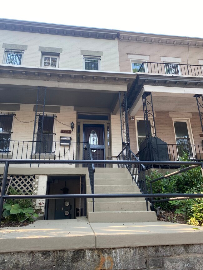 Entrada al sótano - 214 Rhode Island Ave NW