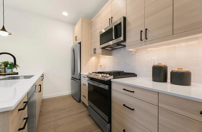 Building Photo - Modern & Tranquil Townhome in Seattle's Ce...