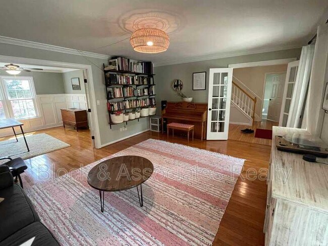 Foto del edificio - 5029 Holly Brook Dr