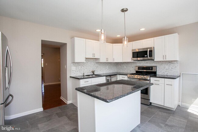 Building Photo - 379 Martin St