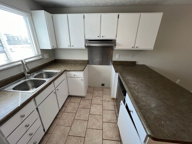 Building Photo - 3 Bedroom 1 and a Half Bathrooms Multi Sto...
