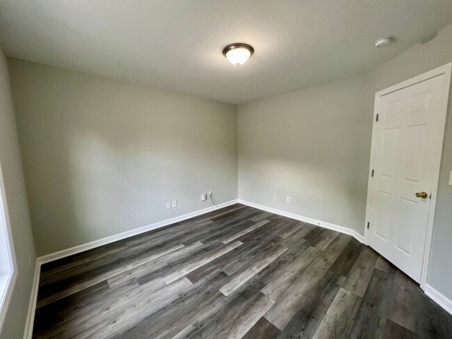 Building Photo - 3 Bedroom Duplex with Yard